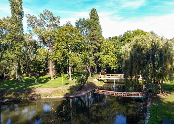 Au Fil De L'eau Bed & Breakfast